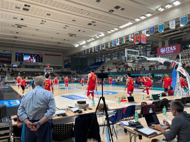 官方网站-【现场】乔氏男篮焕然一新 李凯尔今夜正式亮相