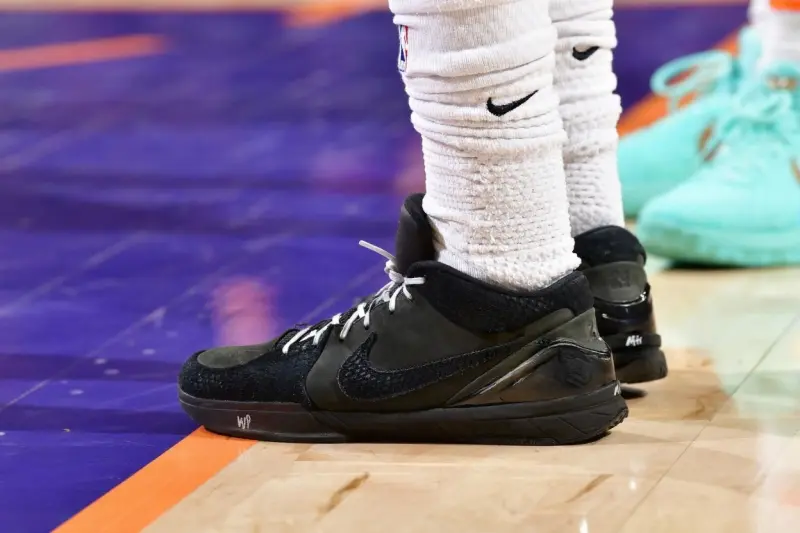 狄龙穿着Kobe4，空砍33分7篮板1助攻